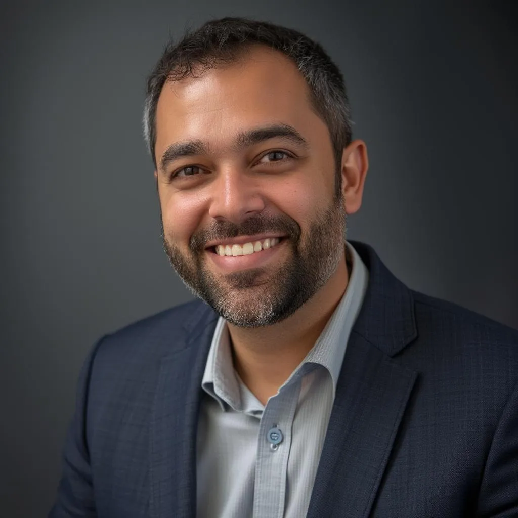 Andrés Silva, Analista Financiero Principal